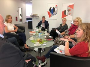 Sechs Personen unterhalten sich