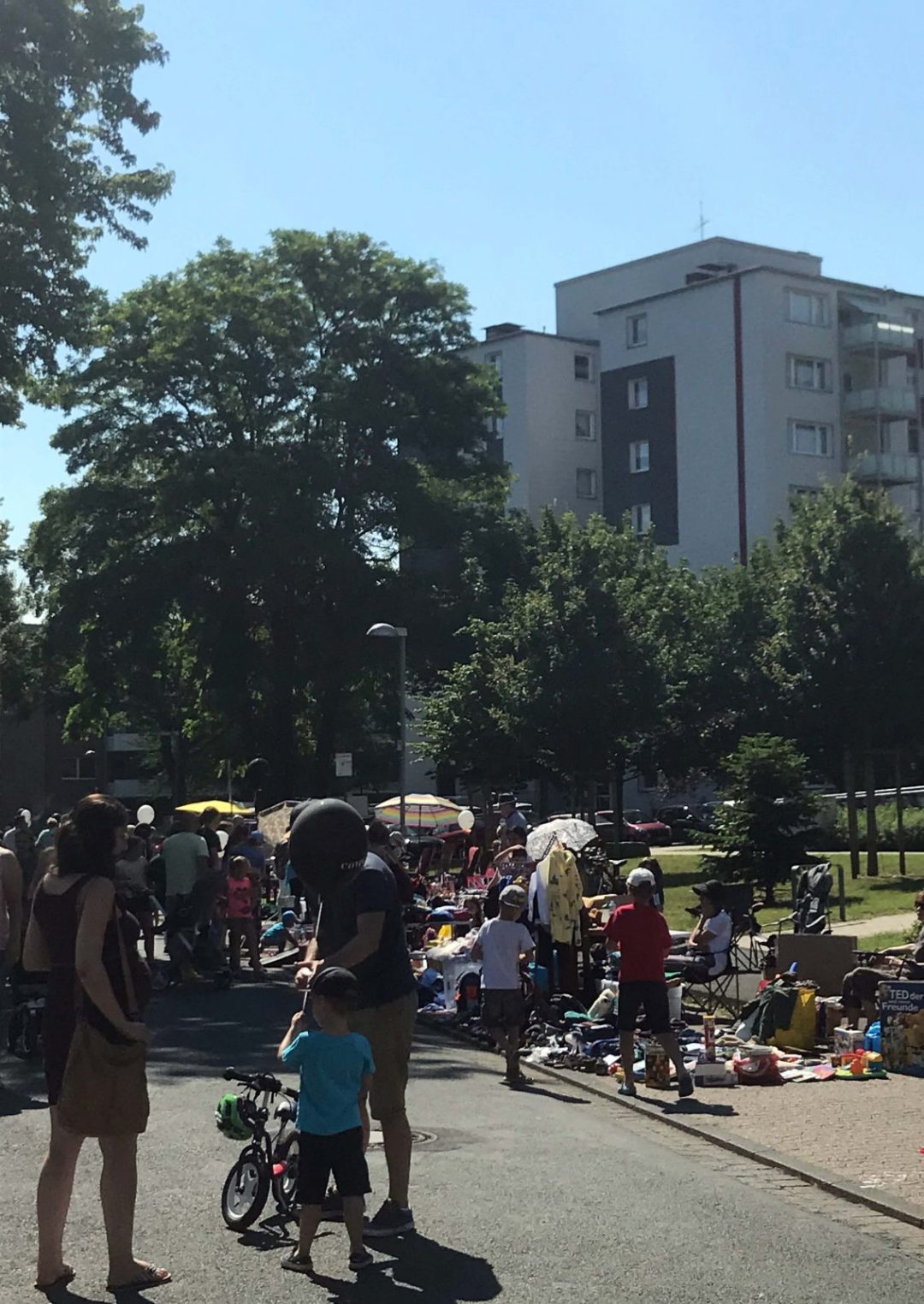 Beliebter Flohmarkt vor Mehrfamilienhaus