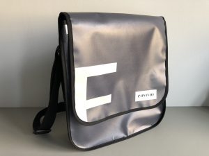 Dunkle Umhängetasche mit weißem F