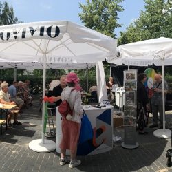 Infostand mit Sonnenschirm