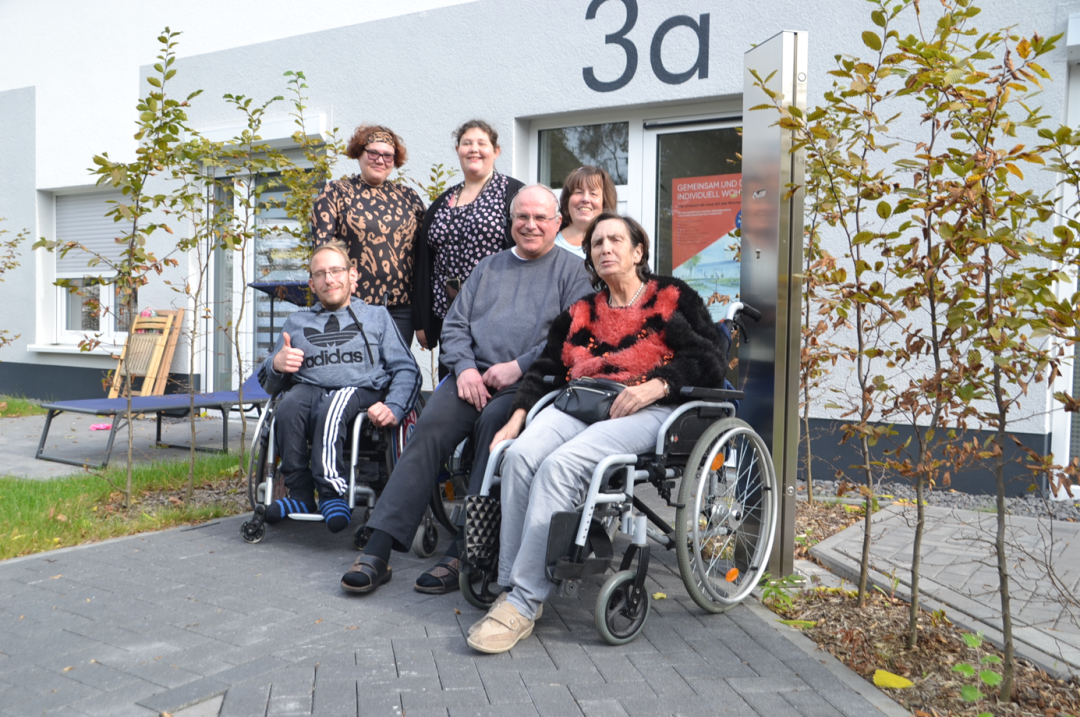 sechs Personen, teils im Rollstuhl