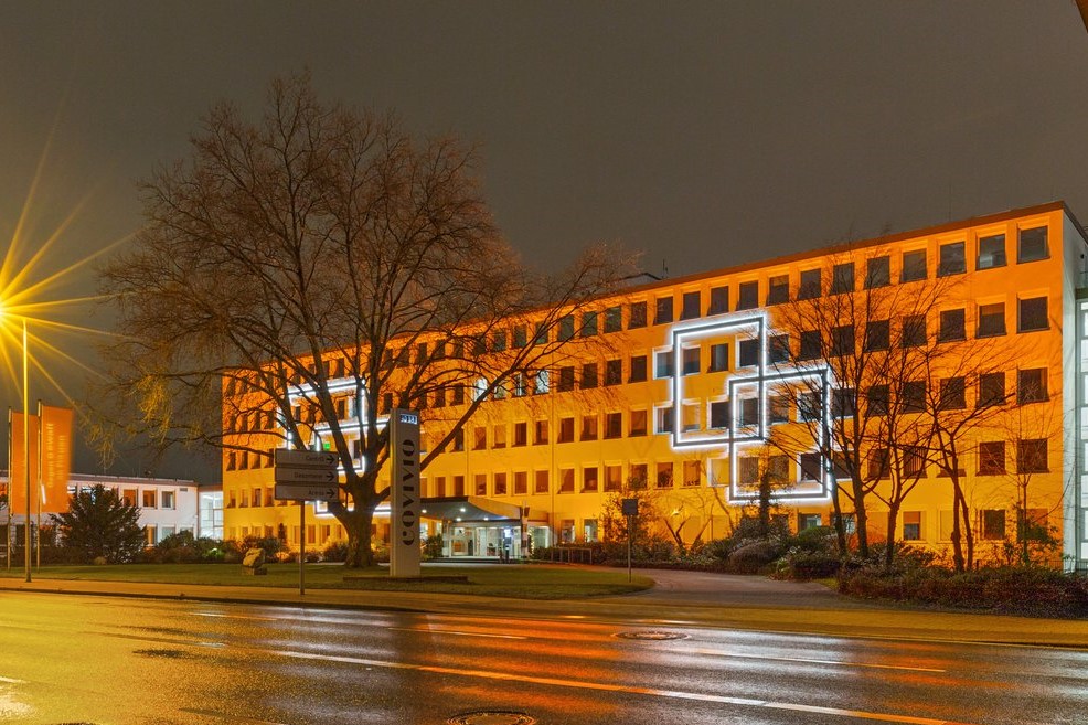 Orange beleuchtete Hausfassade