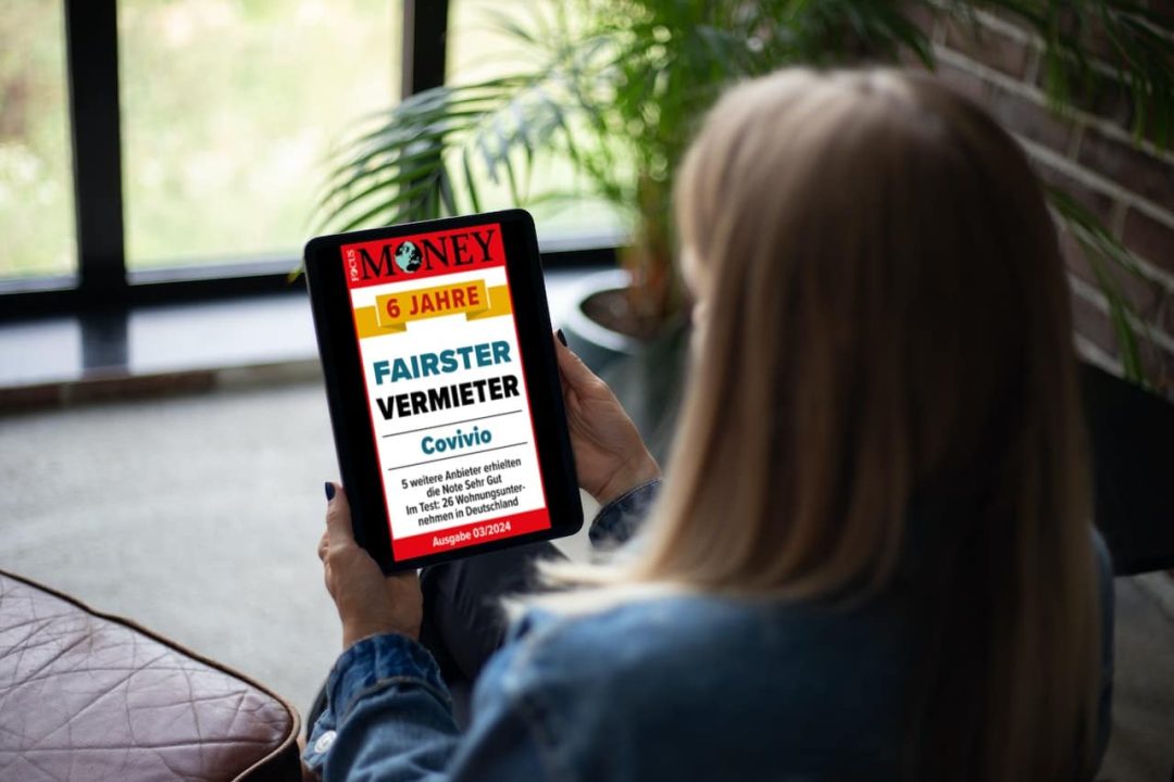 Frau hält Tablet mit Focus Money Auszeichnung