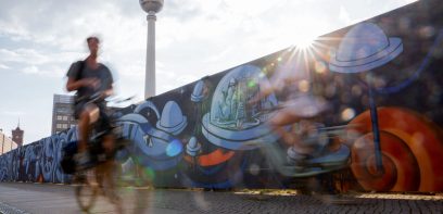 modernes Wandgemälde mit Fernsehturm im Hintergrund