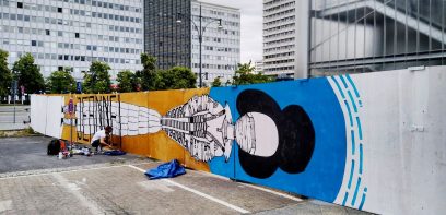 modernes Wandgemälde mit Hochhaus im Hintergrund