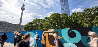 modernes Wandgemälde mit Fernsehturm im Hintergrund