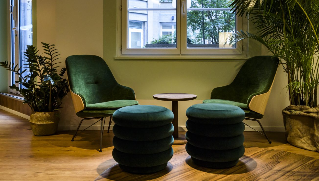 Eine Sitzecke mit zwei Sesseln und Pflanzen