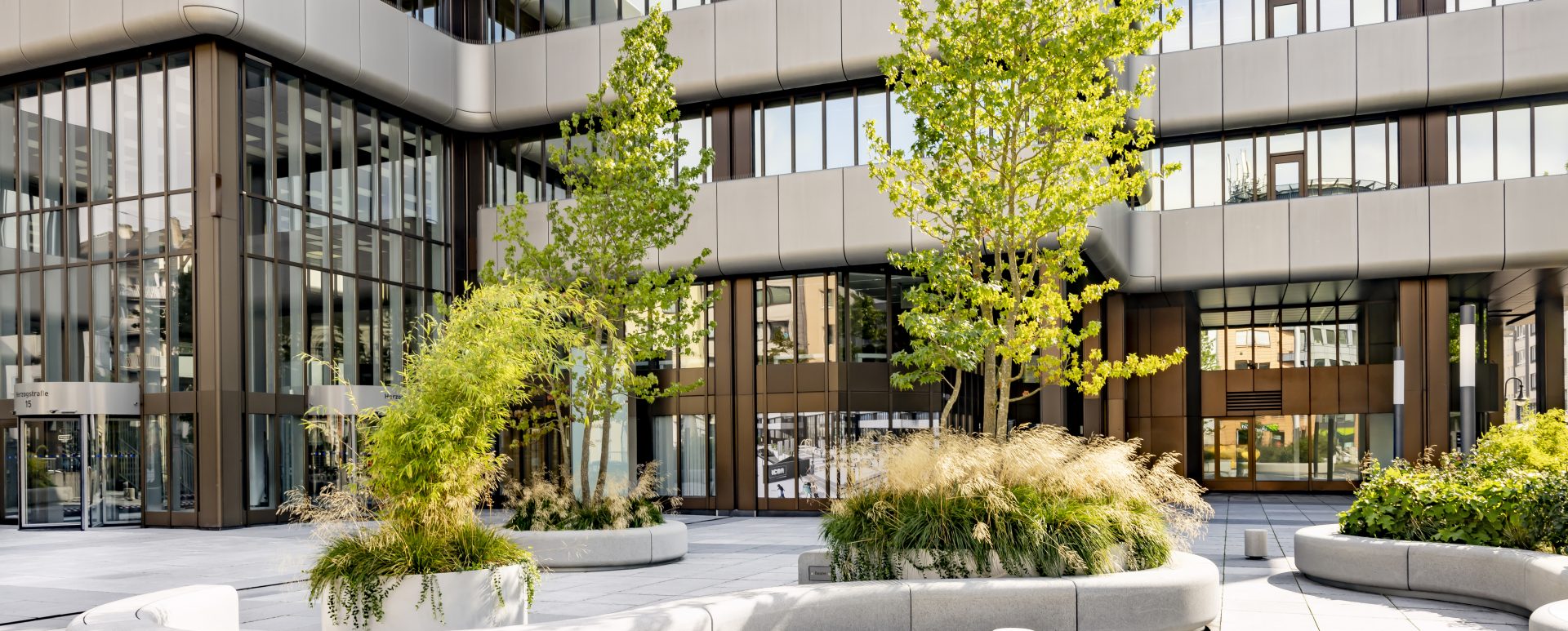 Vorplatz des ICON by Covivio Düsseldorf