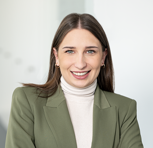 Portrait Celine Junk, Asset Managerin Office