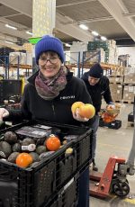 Frau, lächelnd hält zwei Äpfel in der Hand
