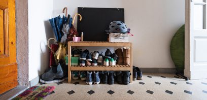 Bild eines Schuhschranks mit Schuhen und weiteren Sachen