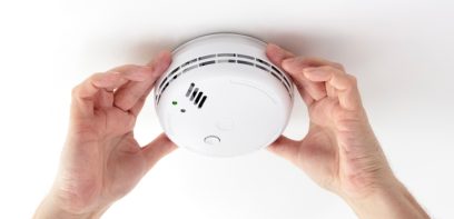 Ein Rauchmelder wird angebracht