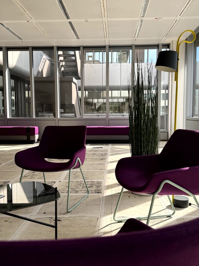 Innenansicht Raum mit repräsentativen Möbeln