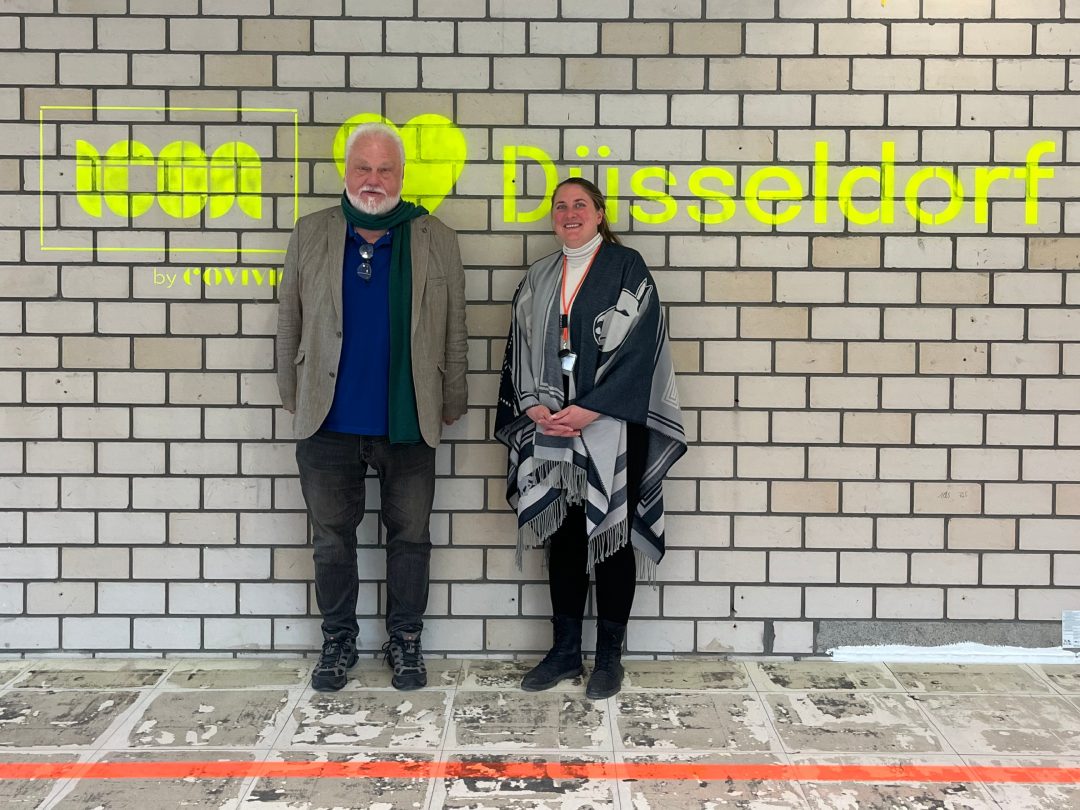 Ein Mann und eine Frau, lächelnd