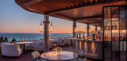 Dachterrasse mit Bar im Anantara Hotel auf Nizza