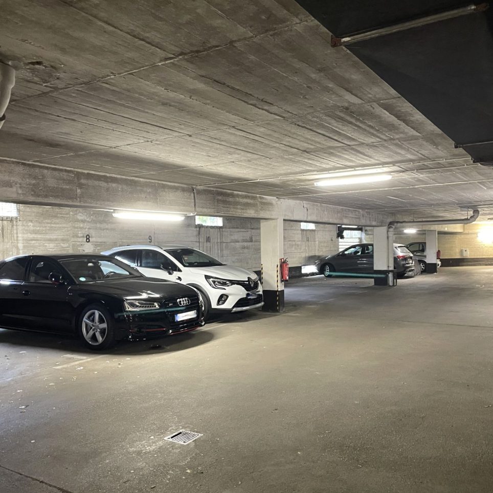 geschützter und gesicherter Stellplatz in der Tiefgarage (80€)
