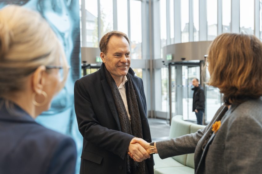 Oberbürgermeister Dr. Keller wird von Katharina Greis, COO Offices Covivio Deutschland, begrüßt