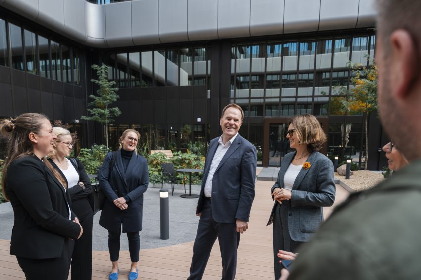 Oberbürgermeister Dr. Keller und Team Covivio während der Führung durch das ICON by Covivio