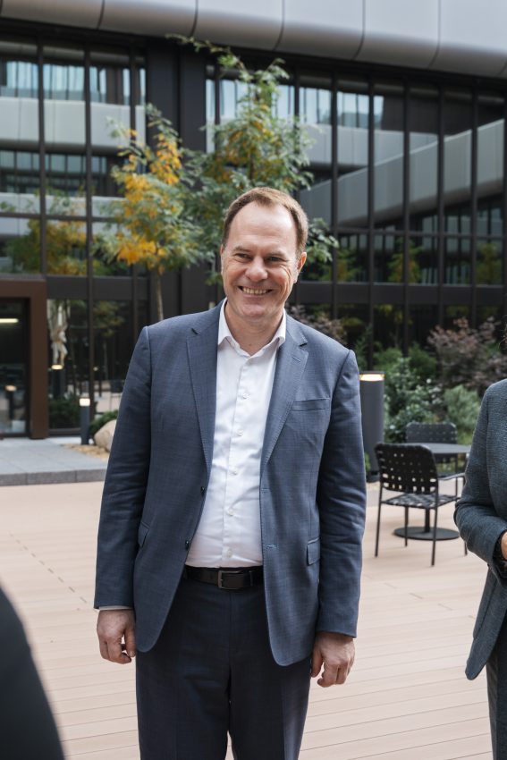 Oberbürgermeister Dr. Keller im Innenhof des ICON by Covivio