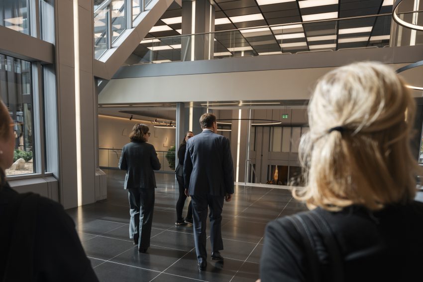 Gäste laufen durch die Flure vom ICON by Covivio