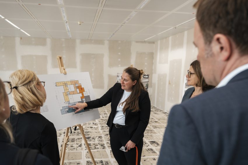 Janine Schreiner, Asset Managerin Offices bei Covivio Deutschland, erklärt das Redevelopment im ICON by Covivio