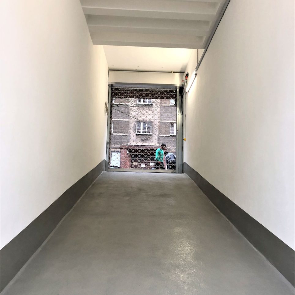 Einfahrt mit Rolltor