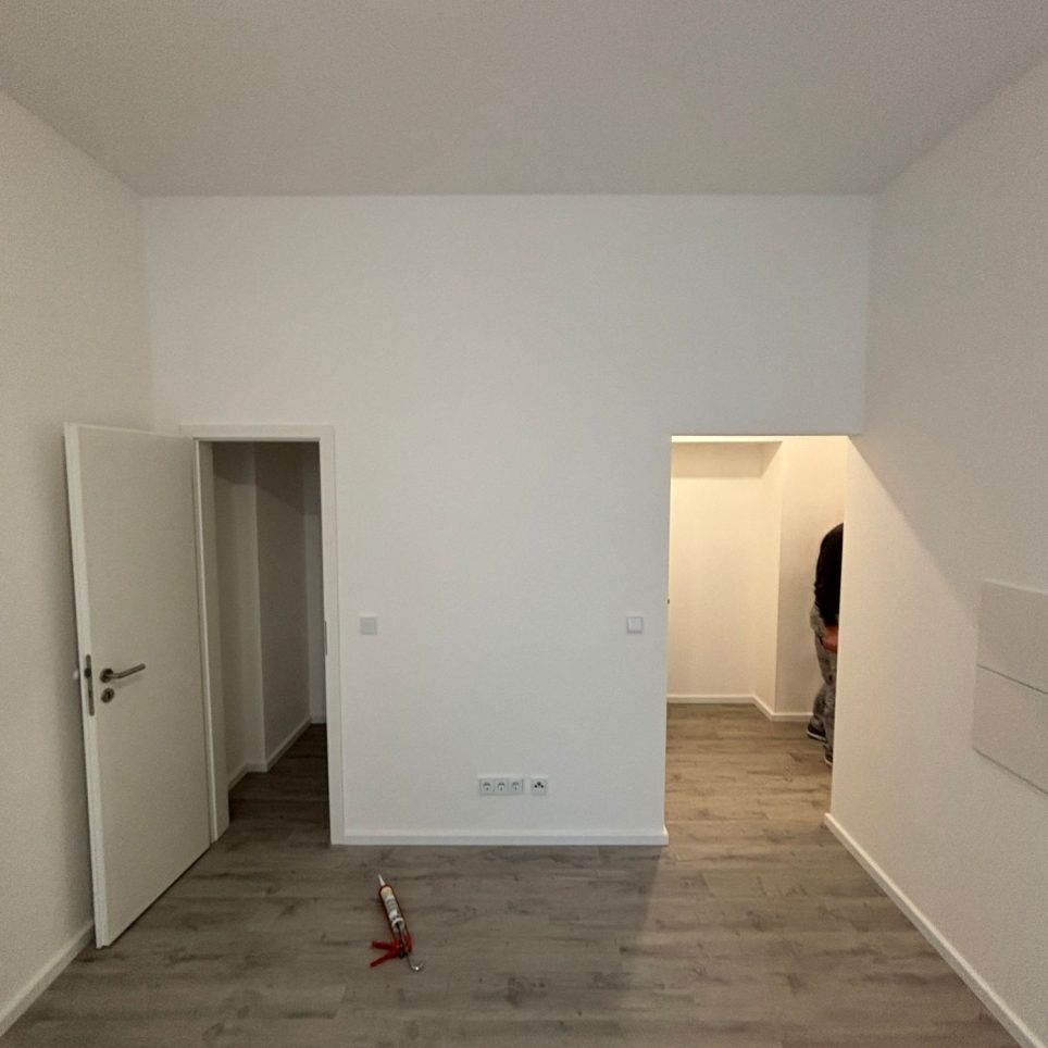 Küche mit Abstellraum