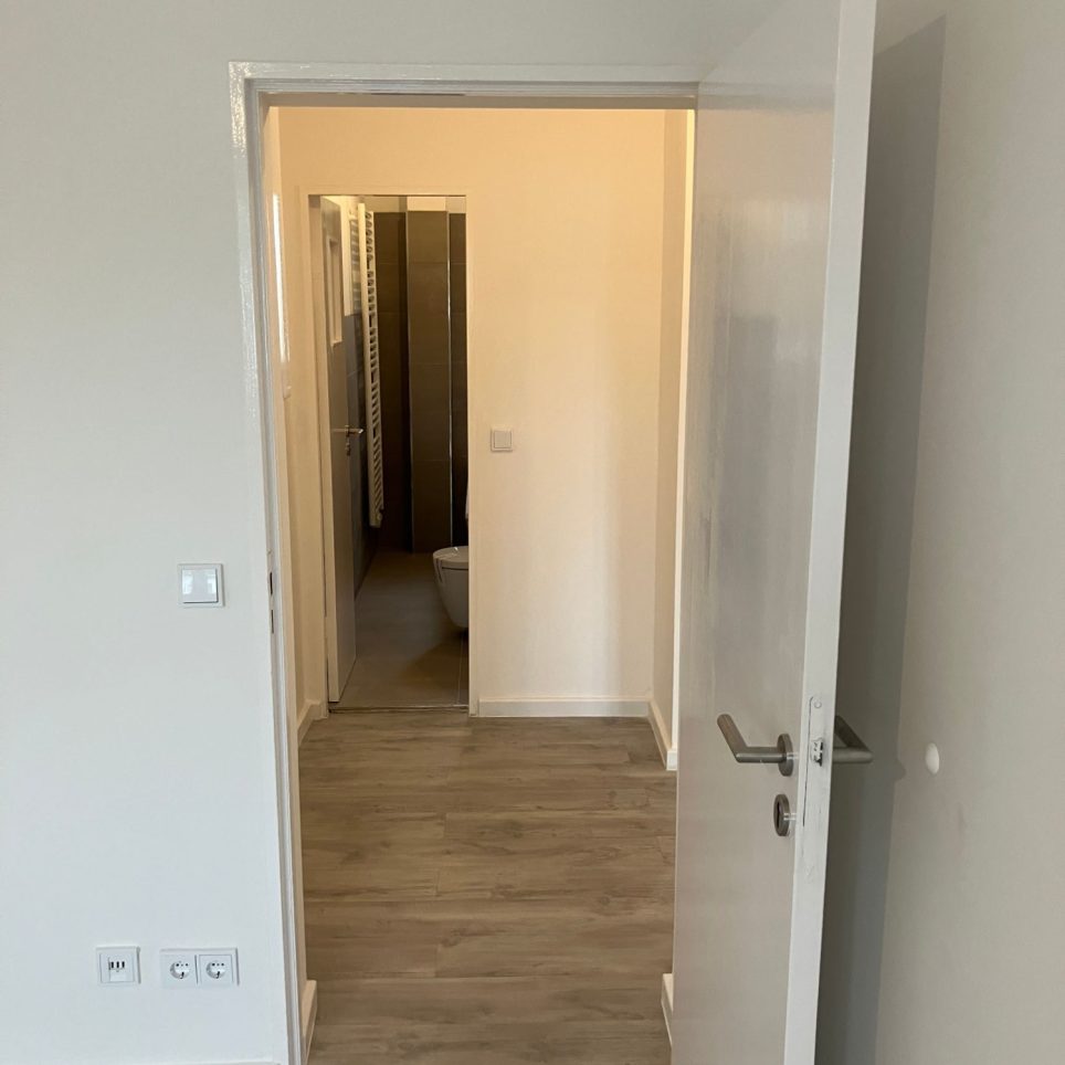 Wohnzimmer mit Blick aufs Badezimmer