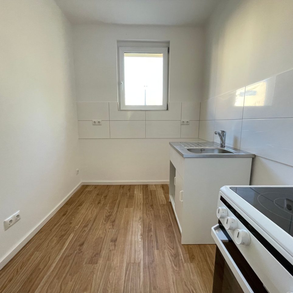 Küche mit Herd und Spüle