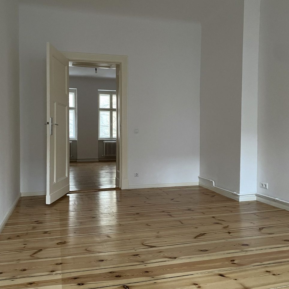 Schlafzimmer mit Bllick in den Wohnbereich