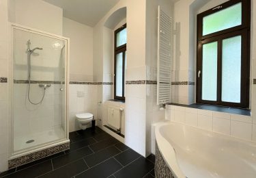 Tageslichtbad mit Dusche, Wanne, HHK und WM-Anschluss