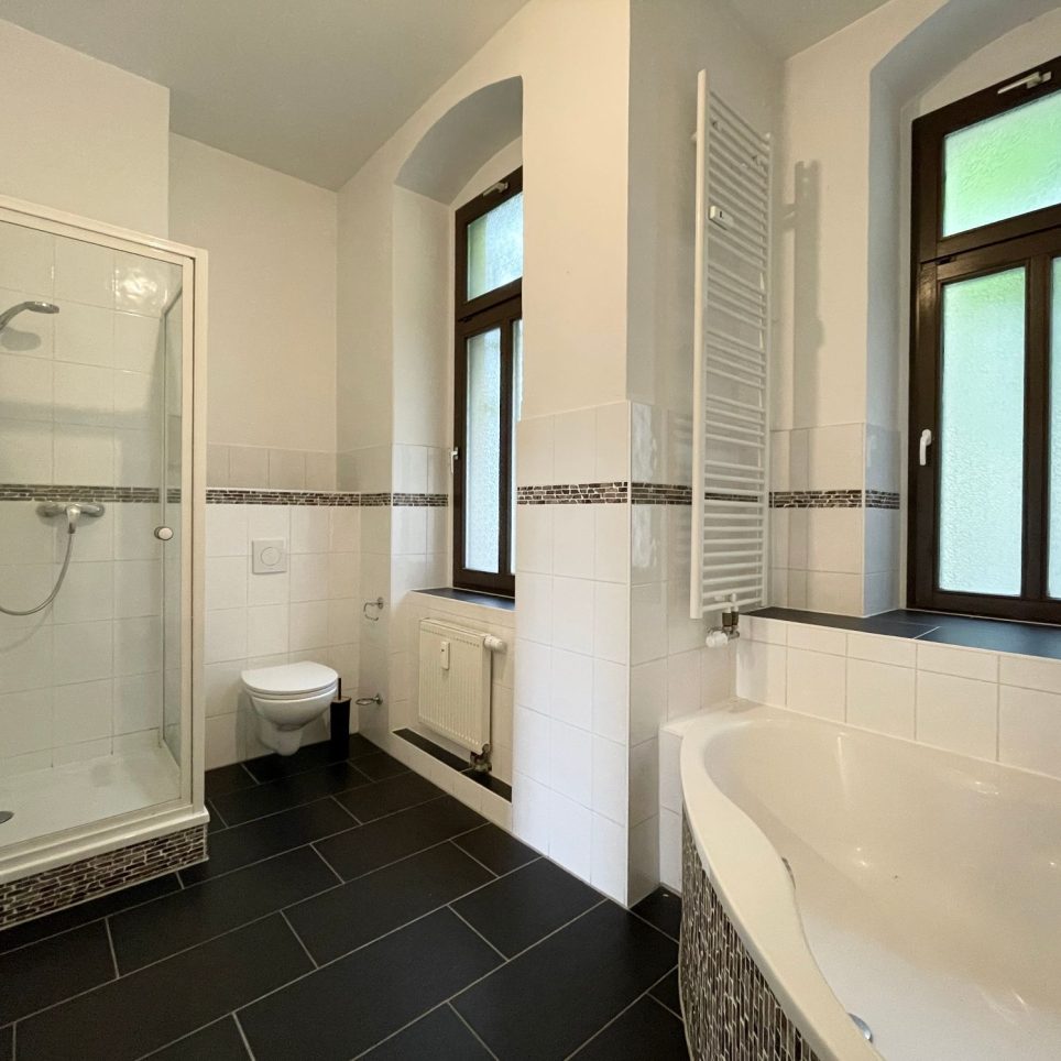 Tageslichtbad mit Dusche, Wanne, HHK und WM-Anschluss