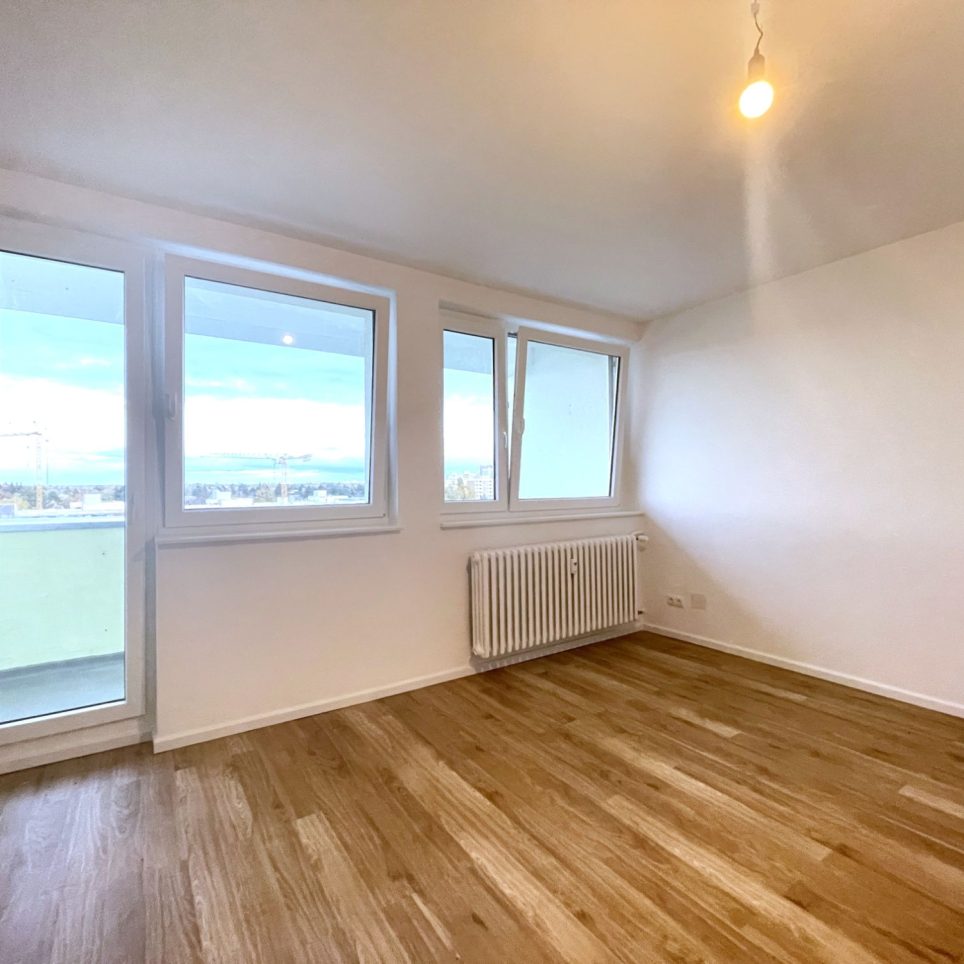 MUSTEBILD Wohnzimmer mit Balkon