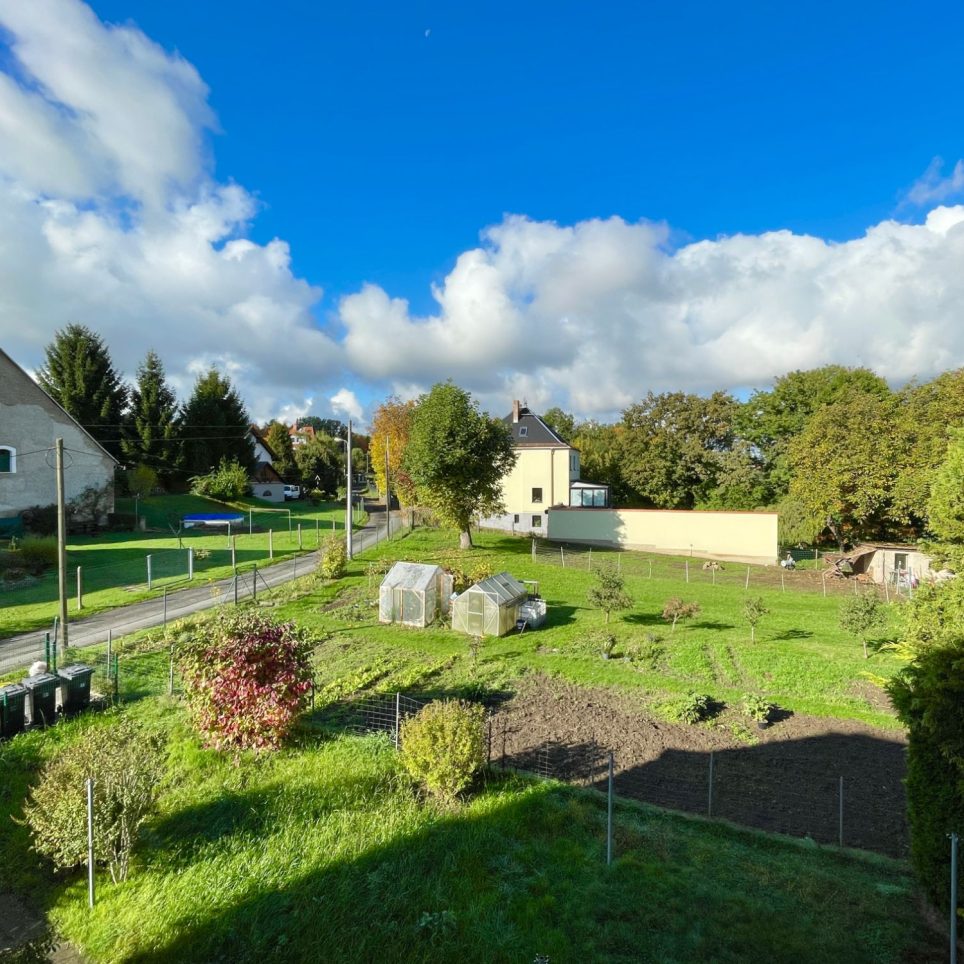 Blick in den Gemeinschaftsgarten in ländlicher Umgebung