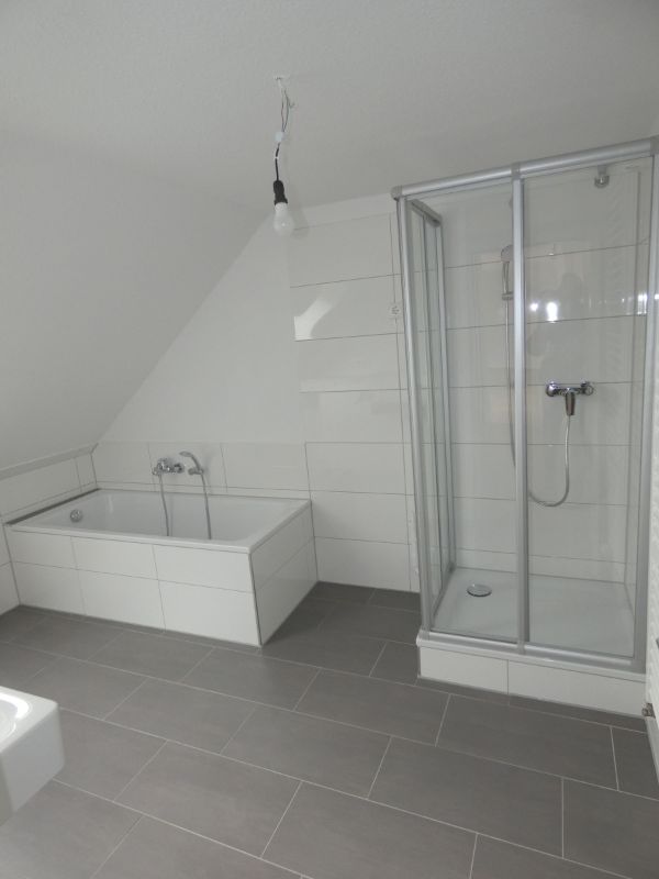 *** Charmante DG-Wohnung mit Dachbalkon sucht neue Bewohner! *** - Photo 2