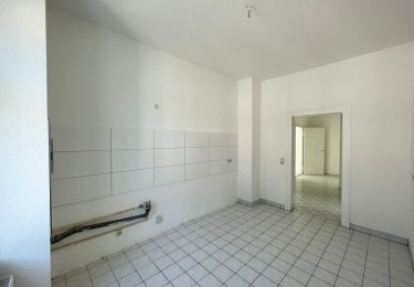 Geflieste, große Küche mit Fliesenspiegel