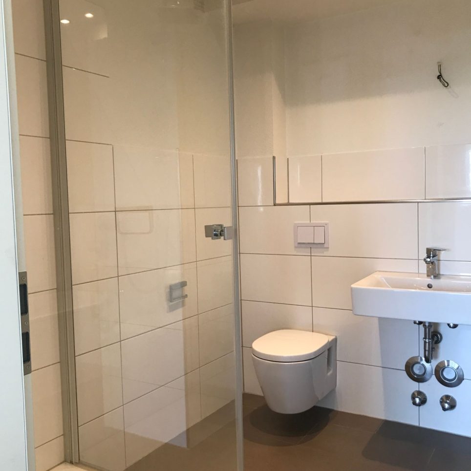 Badezimmer, Duschbereich, Musterfoto