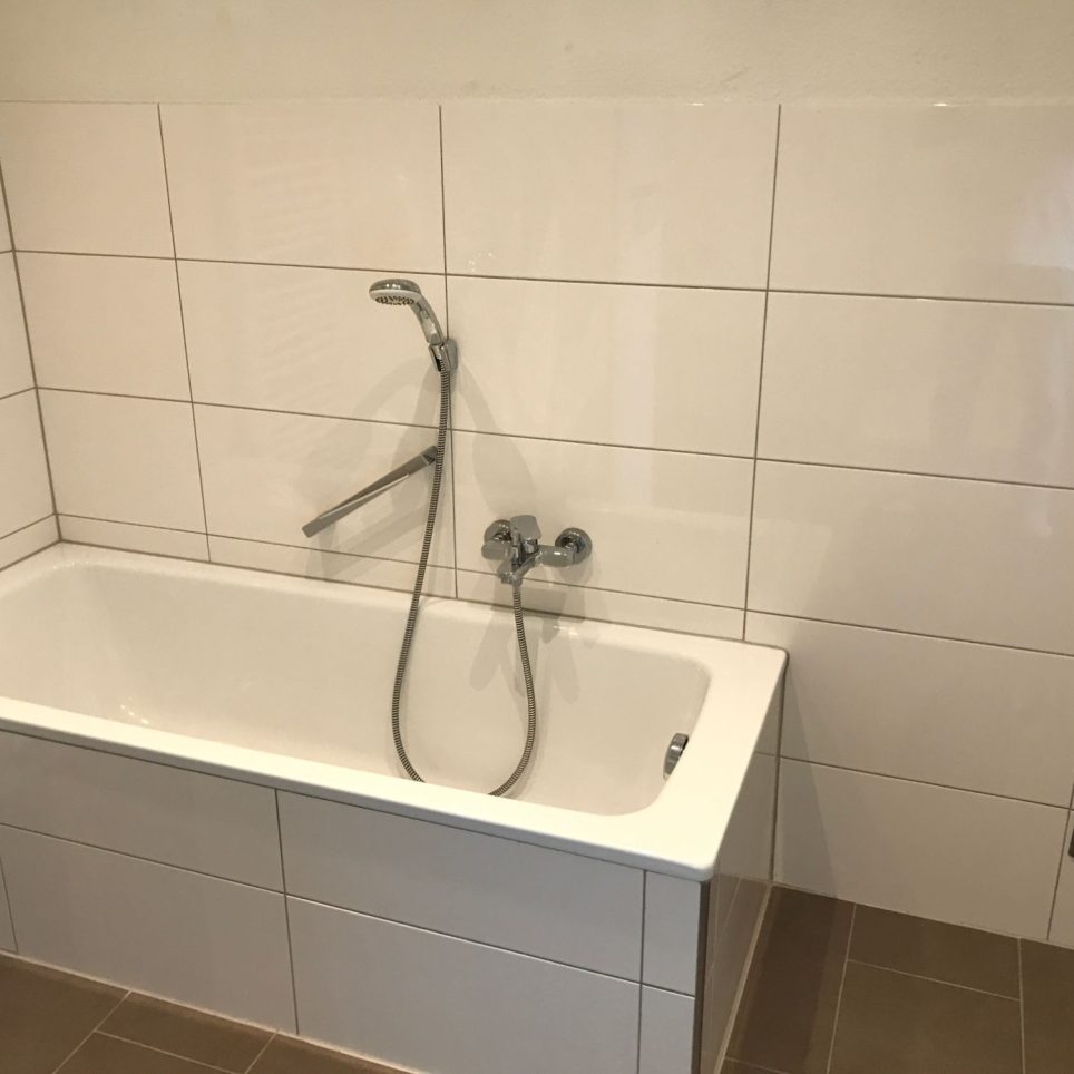 Badezimmer, Wannenbereich, Musterfoto
