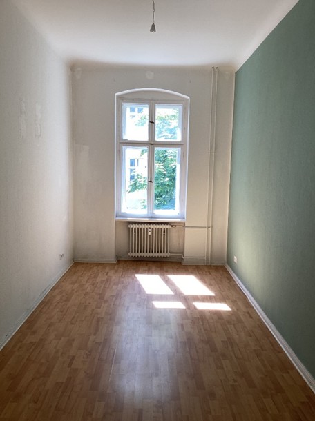 Sonnige Altbauwohnung mit Stuck, Balkon und schickem Duschbad! - Photo 2