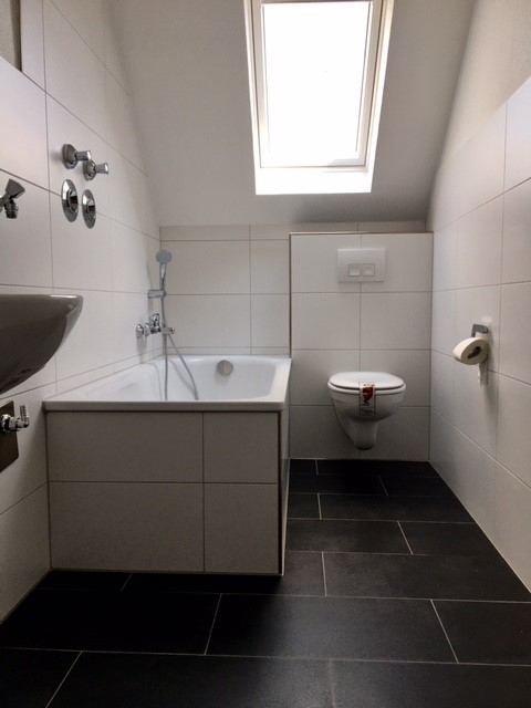 *** Gemütliche, DG-Wohnung in Schlossparknähe *** - Photo 4