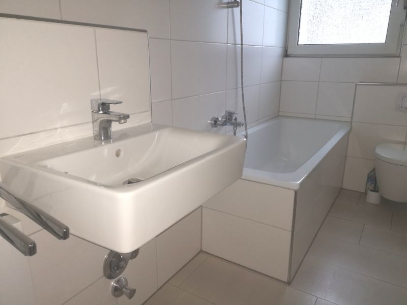 +++ 3 Raum-Erdgeschosswohnung – mit Balkon und Tageslichtbad +++ - Photo 3