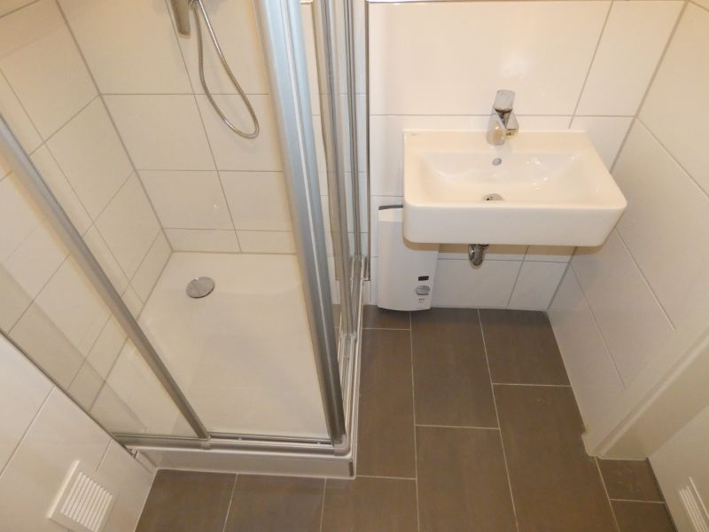 *** Altbauflair in Schlossparknähe! Sanierte DG-Wohnung mit Duschbad! *** - Photo 2