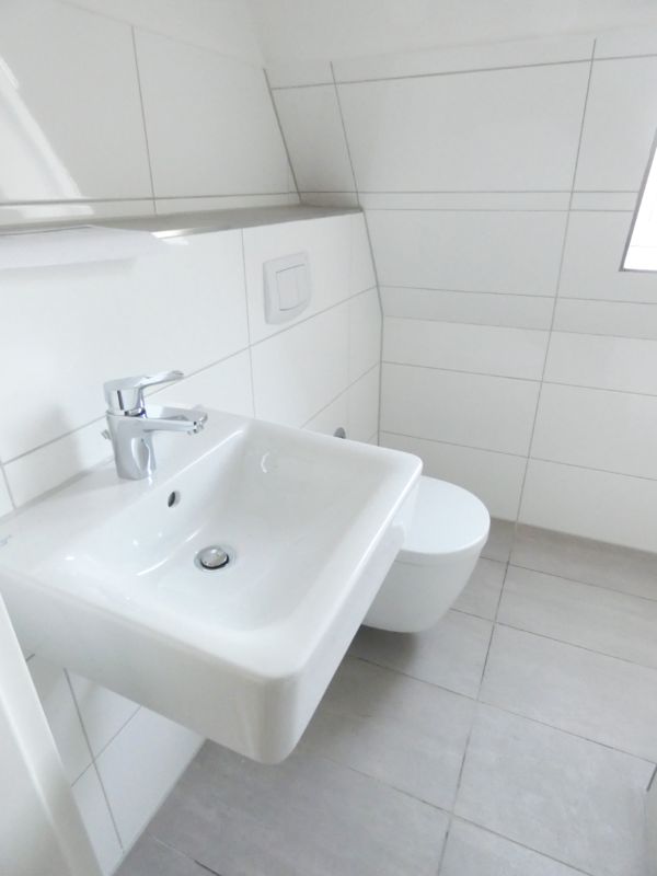 Absolut ruhig gelegene und modernisierte 2-Zi.-Maisonette-Whg.mit Balkon E-Steele! - Foto 2