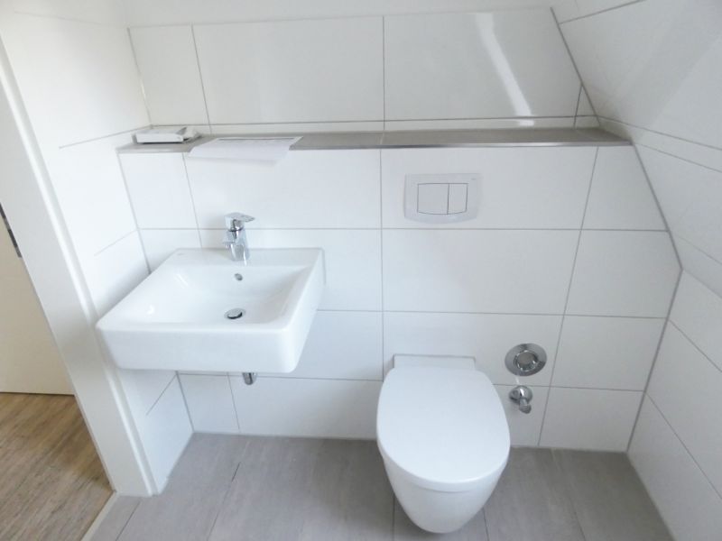 Absolut ruhig gelegene und modernisierte 2-Zi.-Maisonette-Whg.mit Balkon E-Steele! - Foto 4