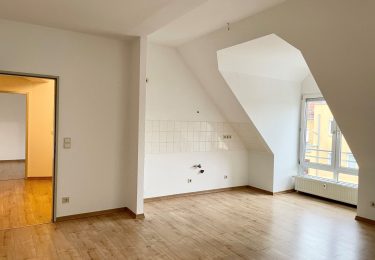Wohnzimmer mit offenem Küchenbereich