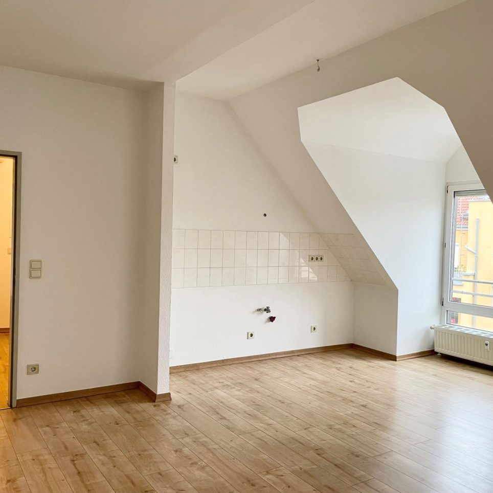 Wohnzimmer mit offenem Küchenbereich
