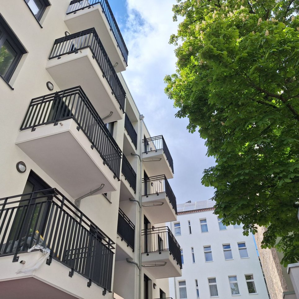 Balkone mit Grünblick