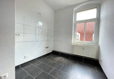 Geflieste Küche mit Fliesenspiegel