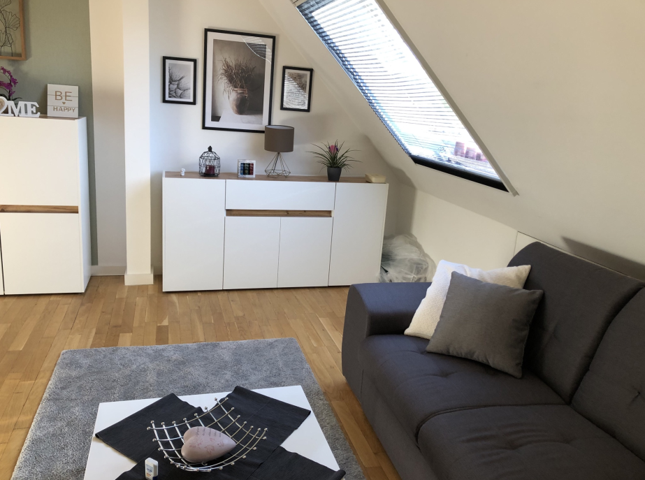 ++ Gemütliche Maisonettewohnung + 2 Zimmer Wohnung + Vollbad mit Fenster inkl. Dusche und Badewanne + EBK ++ - Foto 3
