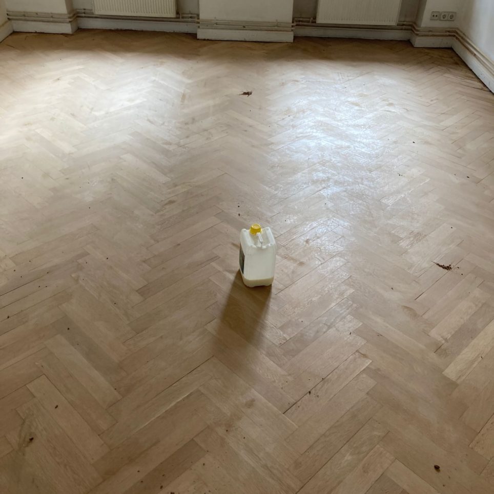 schönster Parkett mit Fischgrät